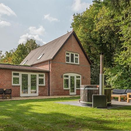 Beautiful English Villa With Hottub Zuidwolde  Eksteriør billede
